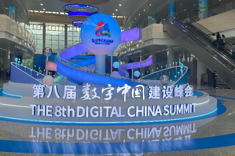 推動(dòng)實(shí)數(shù)深度融合，培育數(shù)字化轉(zhuǎn)型服務(wù)商 國(guó)家數(shù)據(jù)局劉烈宏談人工智能基礎(chǔ)軟件開發(fā)