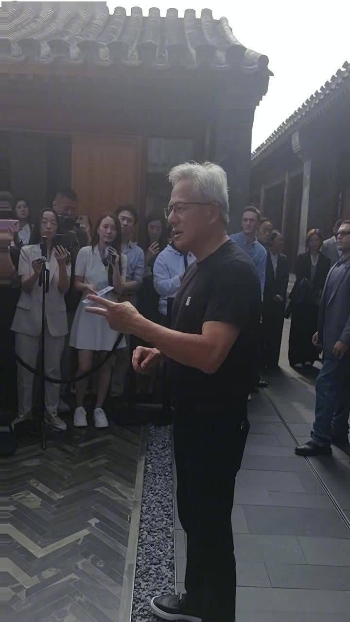 黃仁勛看好中國(guó)機(jī)器人產(chǎn)業(yè) 供應(yīng)鏈奇跡與AI基礎(chǔ)軟件的雙輪驅(qū)動(dòng)